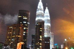 Saat Hujan, Menara Petronas Makin Cantik!