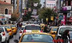 Turis Pria Serbu Turki untuk Menumbuhkan Kumis!