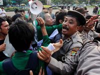 Kritik Pemerintah, Mahasiswa-Polisi Saling Dorong