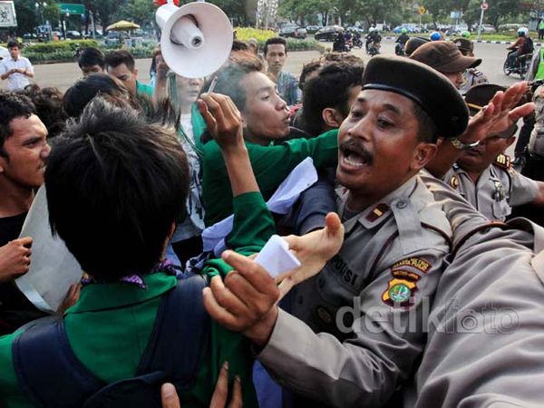 Kritik Pemerintah, Mahasiswa-Polisi Saling Dorong