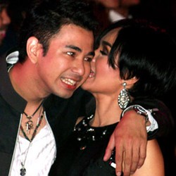 5 Seleb Pria yang Kepincut Wanita Lebih Tua