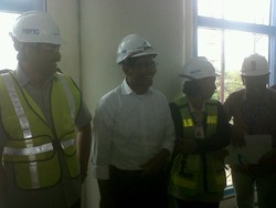 Cek Perkembangan Proyek Bandara Ngurah, Dahlan Salah Pakai Helm