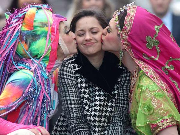 Marion Cotillard Raih Penghargaan Women of The Year