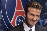 Tidak disebutkan berapa gaji yang bakal diterima David Beckham di Paris Saint-Germain. Tapi yang jelas, bintang asal Inggris itu mengaku akan mendonasikan seluruh bayarannya buat amal. REUTERS/Gonzalo Fuentes.