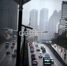 Hujan Deras Guyur Jakarta Malam Ini, Pengendara Diimbau Waspada!