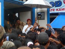  Hujan-hujanan, Jokowi Bagikan Bantuan di Kali Baru 