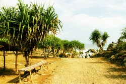 Ketenangan Pantai Goa Watu Lawang Yogyakarta
