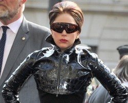 Tidak Bayar Uang Lembur, Lady Gaga Dituntut Asisten Rp 3,8 Miliar