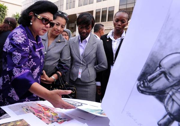 Ibu Ani Tinjau Pameran Kerajinan Liberia