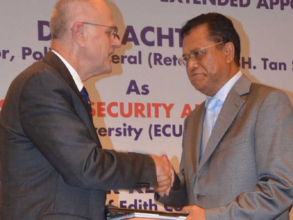 Dai Bachtiar Raih Gelar Profesor Anti Teror