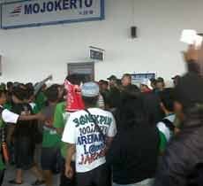 Ratusan Bonek Dipaksa Turun dari Kereta karena Tak Bertiket