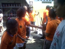 Ramaikan Kerja Bakti, Anak-anak Koja Diberi Hadiah Buku oleh Jokowi