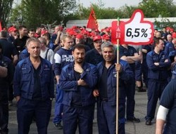 Tuntut Kenaikan Gaji, Ratusan Karyawan Pabrik VW Demo