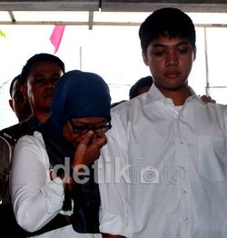 Ditemani Ibu, Rasyid Rajasa Datang ke Kejari Jakarta Timur