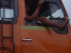 Aksi Mengundang Maut Sopir Truk di Jalan Tol