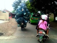 Galon Menumpuk di Motor