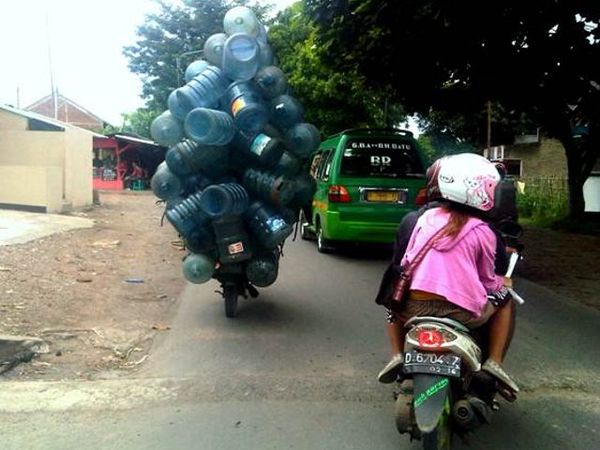 Galon Menumpuk di Motor