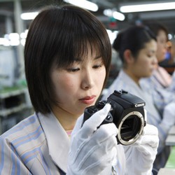 Melongok Pabrik Canon yang Super Steril