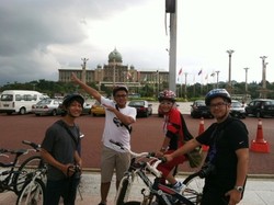 Dua Sensasi Berbeda Saat Gowes di Malaysia