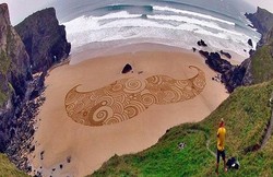 Seniman Jenius Mengukir Pantai di Inggris