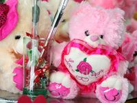 Jelang Valentine, Penjualan Boneka Cinta Ramai