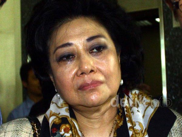 Divonis 2 Tahun 8 Bulan, Hartati Menangis Divonis 2 Tahun 8 Bulan, Hartati Menangis