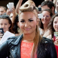 Kepeleset, Kaki Kanan Demi Lovato Cedera