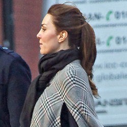 Jalan-jalan Santai, Kate Middleton Tutupi Kehamilannya