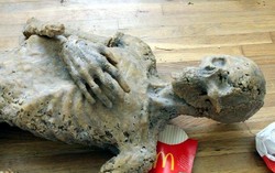 Burger dan French Fries Disulap Jadi Patung Mumi!
