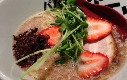 Sluuup! Asam-asam Manis Ramen Strawberry dan Nanas