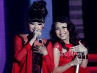 Gaun Merah Menggoda Zaskia Gotik & Ayu Ting Ting