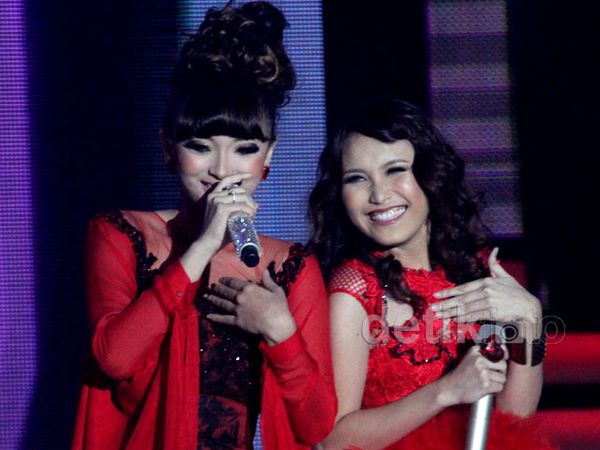 Gaun Merah Menggoda Zaskia Gotik & Ayu Ting Ting