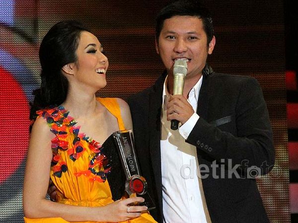 Mesranya Gading & Gisel di Atas Panggung