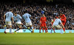 Daniel Sturridge melepaskan tembakan yang berbuah gol ke gawang Manchester City di menit ke-29. Reuters/Nigel Roddis.
