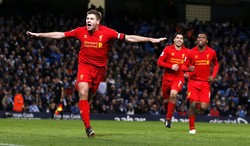 Steven Gerrard merayakan gol yang dibuatnya di menit ke-73. Reuters/Phil Noble.