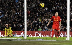 Gol Kun Aguero di menit ke-78 menyelamatkan City dari kekalahan. Reuters/Phil Noble.