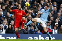 James Milner berebut bola dengan Jose Enrique. Dengan hasil tersebut, City masih menempati urutan kedua klasemen sementara dengan 53 poin dari 25 pertandingan. Sementara Liverpool di posisi ketujuh dengan koleksi 36 poin. Reuters/Phil Noble.