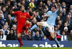 James Milner berebut bola dengan Jose Enrique. Dengan hasil tersebut, City masih menempati urutan kedua klasemen sementara dengan 53 poin dari 25 pertandingan. Sementara Liverpool di posisi ketujuh dengan koleksi 36 poin. Reuters/Phil Noble.
