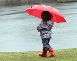 Agar Liburan dengan Anak Tetap Menyenangkan Meski Hujan