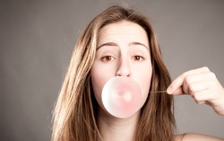 Mengunyah Permen Karet Terbukti Bikin Otak Lebih Aktif