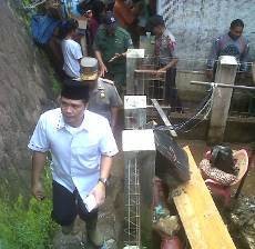 Segera Dilengserkan, Bupati Aceng Fikri Kunjungi Korban Banjir