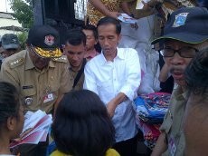 Jokowi Bagi Beras, Buku & Tas pada Warga Bantaran Kali di Manggarai