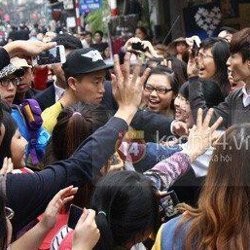Gary Diserbu Fans Saat Syuting Running Man di Vietnam