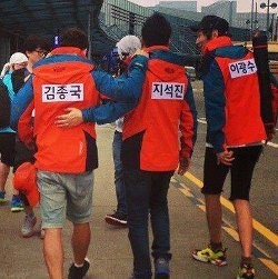 Cedera Kaki, Kim Jong Kook Jalan Dibantu Ji Suk Jin