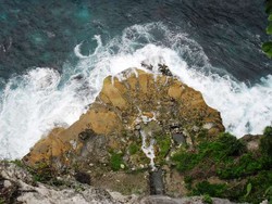 Bali Punya Air Terjun Cantik di Pinggir Laut