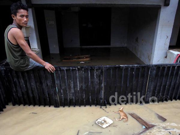 Sebagian Warga Pondok Gede Permai Bertahan