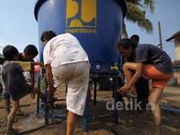 Korban Banjir Dapat Bantuan Air Bersih
