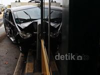 Sopir Ngantuk, Innova Tabrak Gerbang Tol