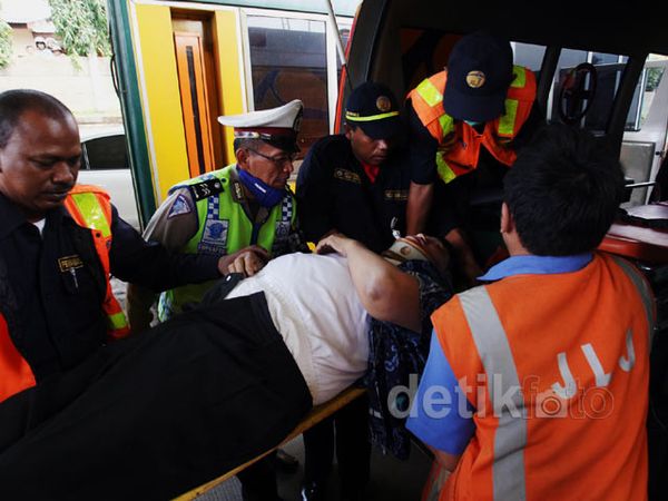 Sopir Innova Nahas Dilarikan ke RS