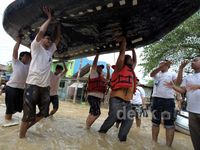 Warga Bantu Evakuasi Korban Banjir Bekasi